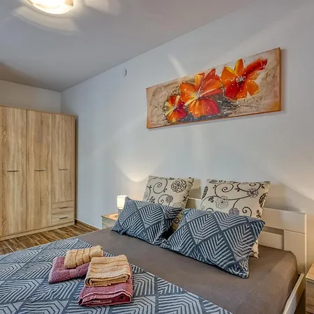 Alice Close To Centre - Happy Апартаменты Пула