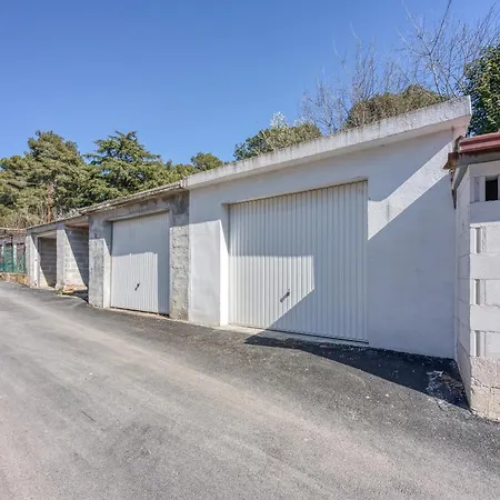 Alice Close To Centre - Happy Пула