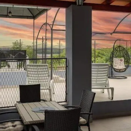 Alice - Lovely Terrace & Garage - Happy Apartment Pula