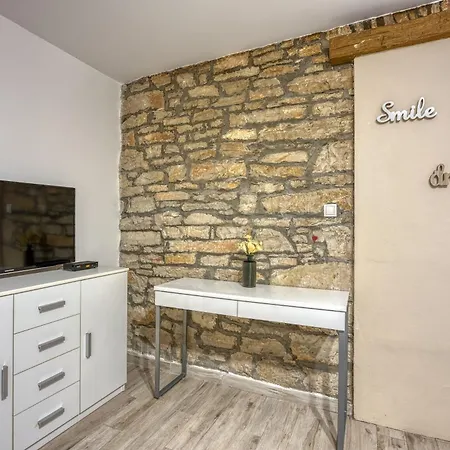 Alice - Lovely Terrace & Garage - Happy Apartment Pula