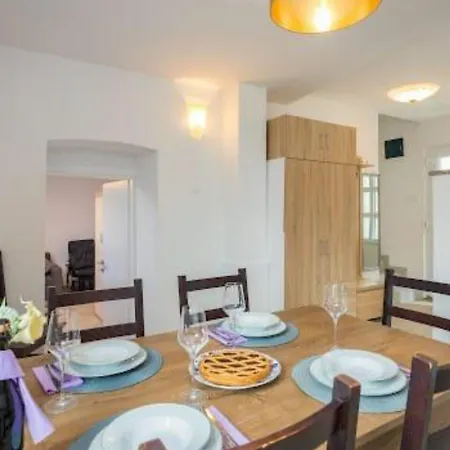 Apartman Alice - Lovely Terrace & Garage - Happy