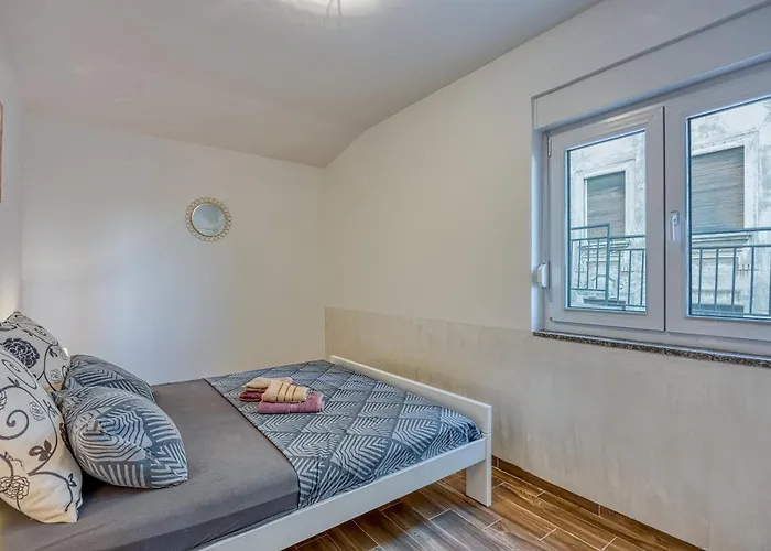 Alice Close To Centre - Happy Πούλα