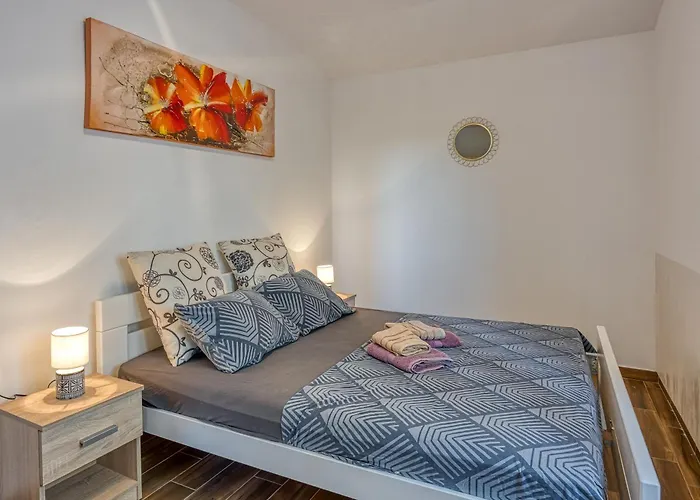 Alice Close To Centre - Happy * Πούλα