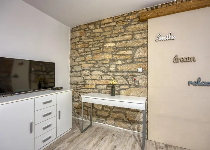 Alice Close To Centre - Happy *