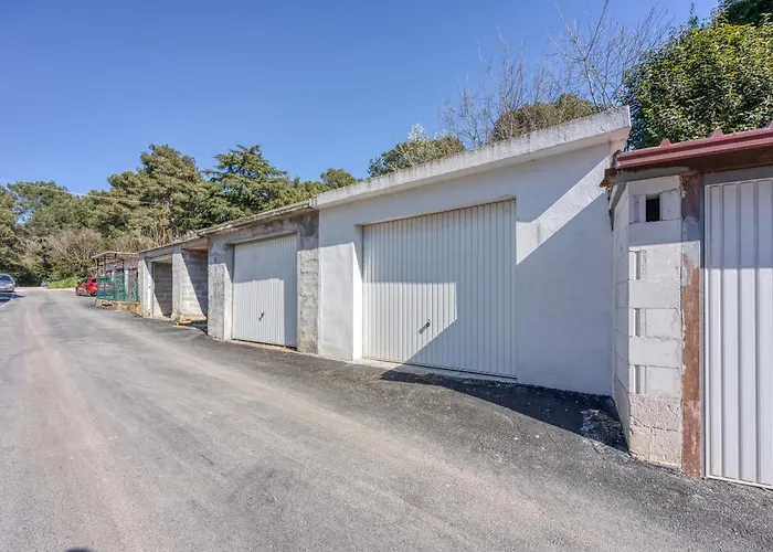 Alice Close To Centre - Happy Πούλα