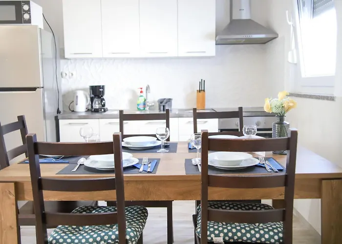 Alice Close To Centre - Happy Pula